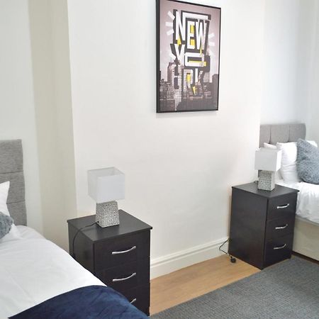 Beautiful Two-Bed Apartment With Driveway Parking 노팅엄 외부 사진