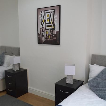 Beautiful Two-Bed Apartment With Driveway Parking 노팅엄 외부 사진