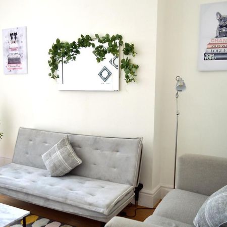 Beautiful Two-Bed Apartment With Driveway Parking 노팅엄 외부 사진