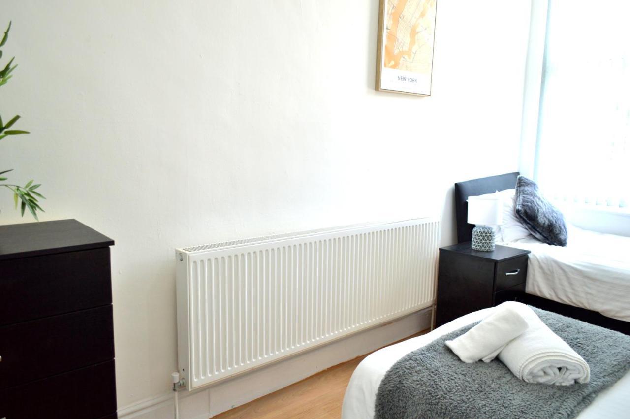 Beautiful Two-Bed Apartment With Driveway Parking 노팅엄 외부 사진