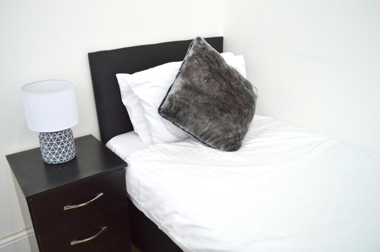 Beautiful Two-Bed Apartment With Driveway Parking 노팅엄 외부 사진