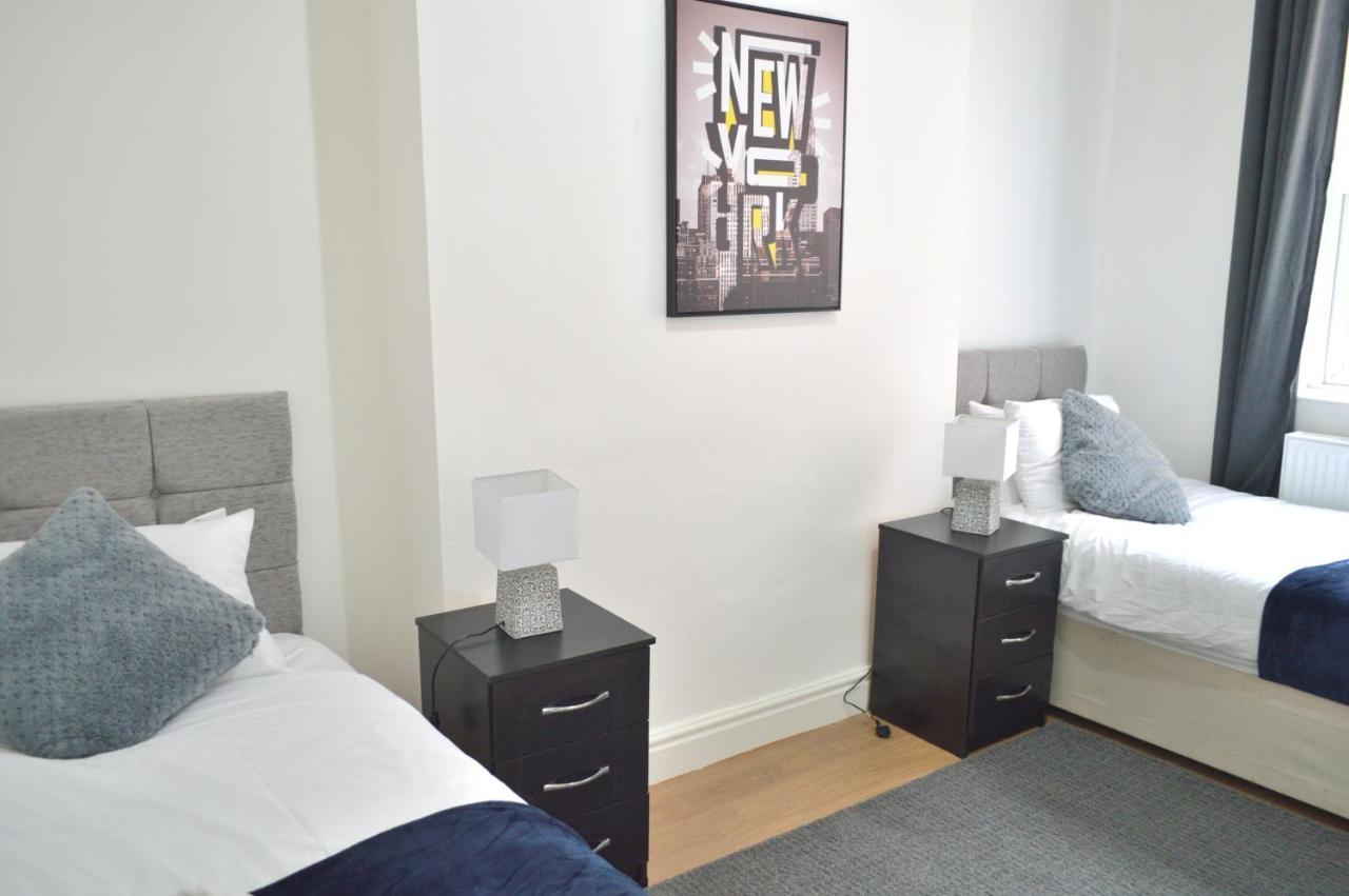 Beautiful Two-Bed Apartment With Driveway Parking 노팅엄 외부 사진