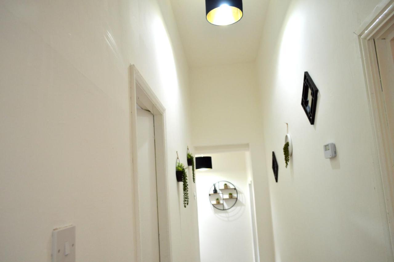 Beautiful Two-Bed Apartment With Driveway Parking 노팅엄 외부 사진