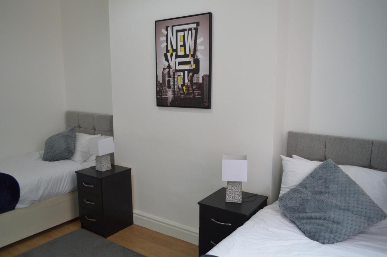 Beautiful Two-Bed Apartment With Driveway Parking 노팅엄 외부 사진
