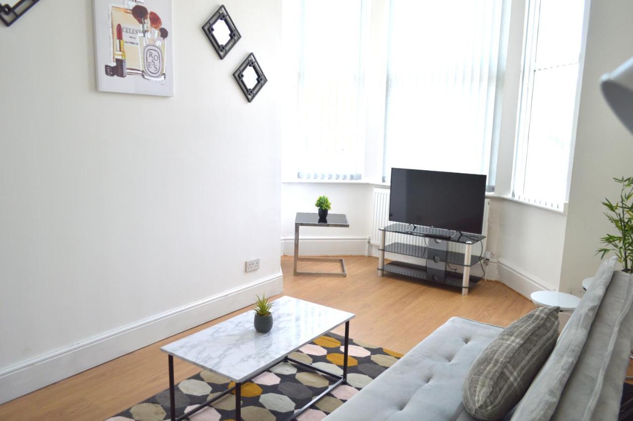 Beautiful Two-Bed Apartment With Driveway Parking 노팅엄 외부 사진