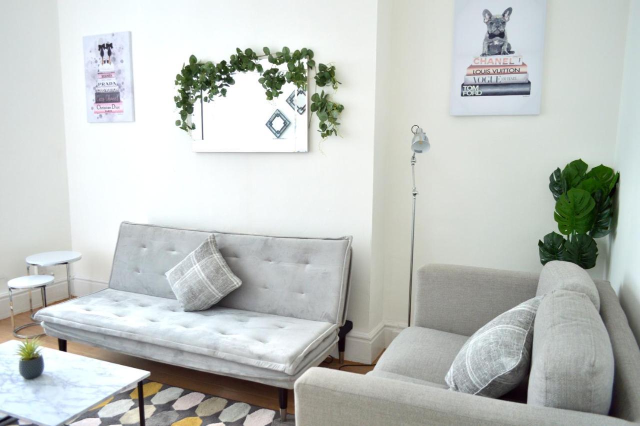 Beautiful Two-Bed Apartment With Driveway Parking 노팅엄 외부 사진