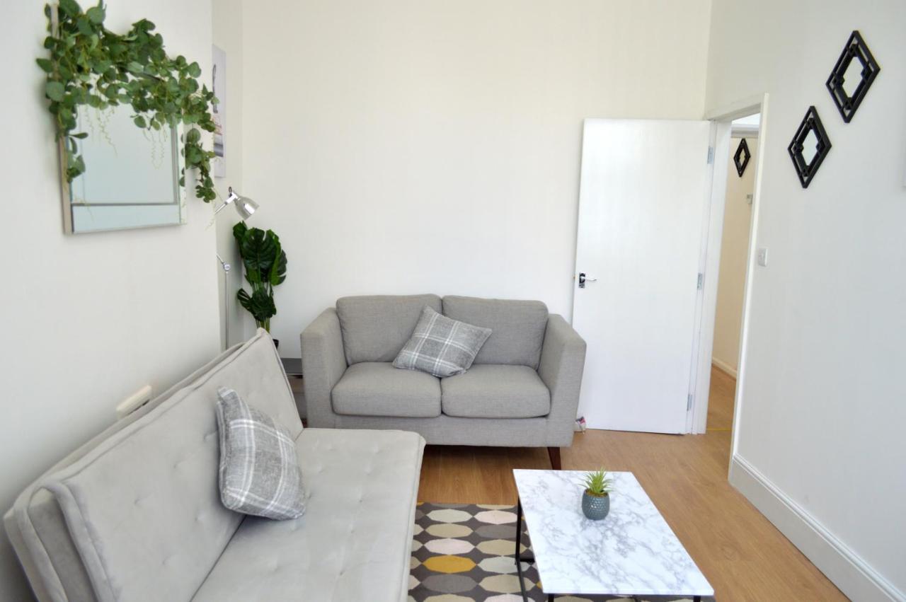 Beautiful Two-Bed Apartment With Driveway Parking 노팅엄 외부 사진