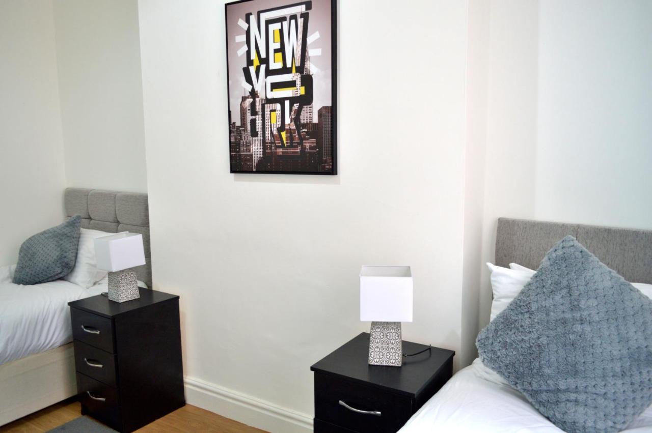 Beautiful Two-Bed Apartment With Driveway Parking 노팅엄 외부 사진