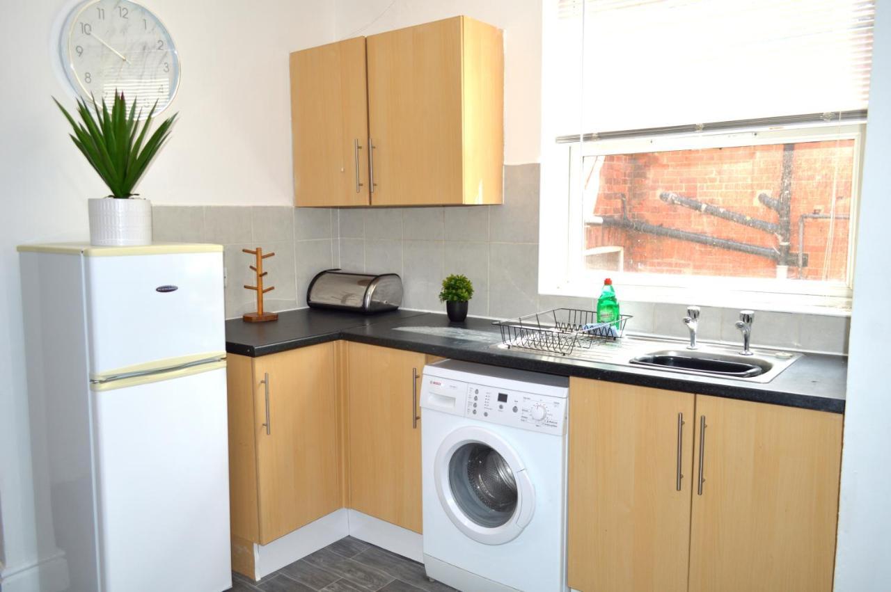 Beautiful Two-Bed Apartment With Driveway Parking 노팅엄 외부 사진