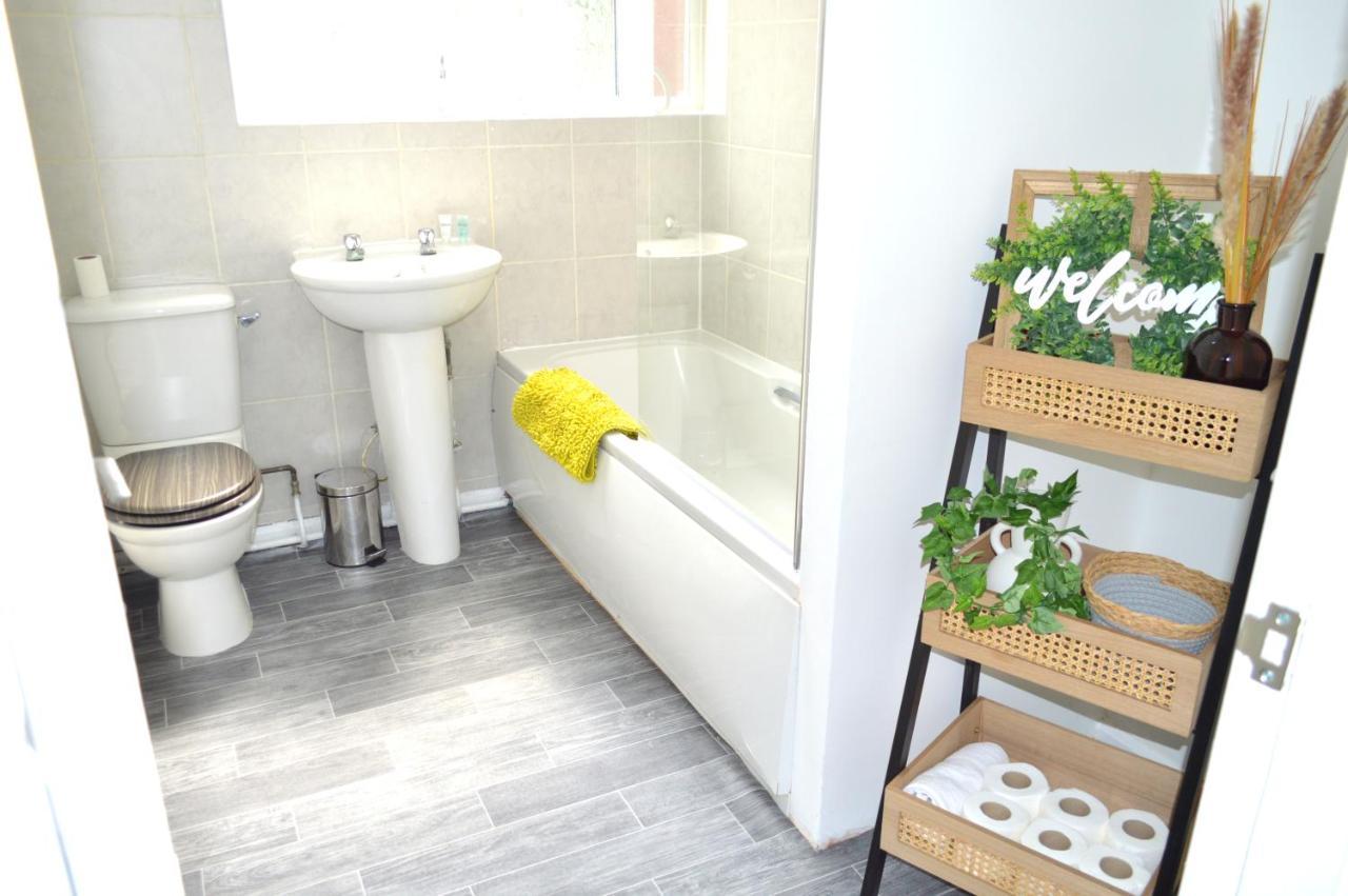 Beautiful Two-Bed Apartment With Driveway Parking 노팅엄 외부 사진