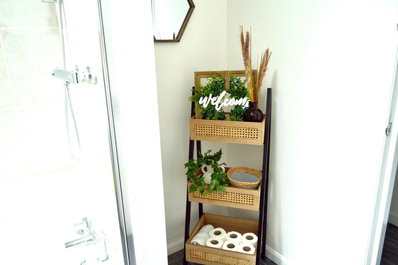 Beautiful Two-Bed Apartment With Driveway Parking 노팅엄 외부 사진