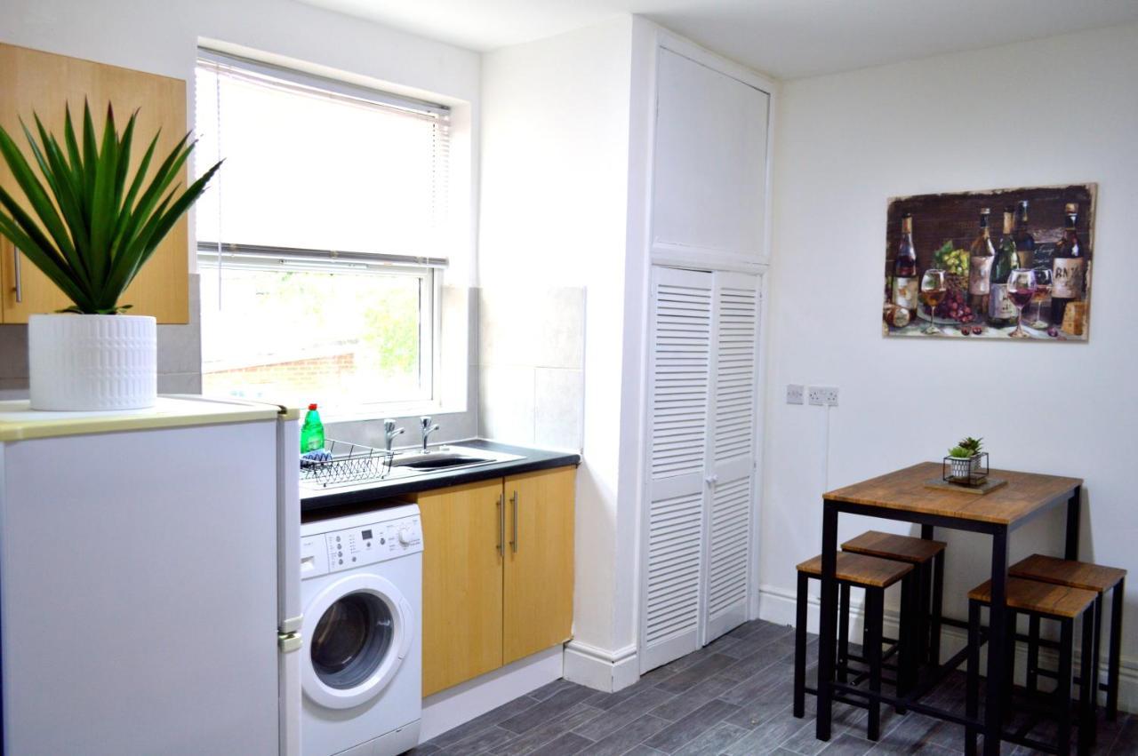 Beautiful Two-Bed Apartment With Driveway Parking 노팅엄 외부 사진