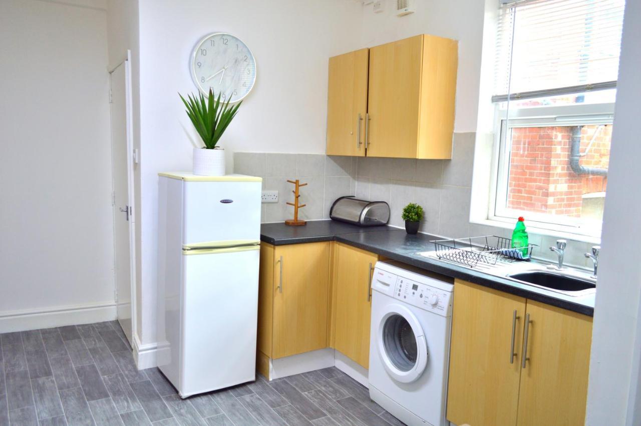 Beautiful Two-Bed Apartment With Driveway Parking 노팅엄 외부 사진