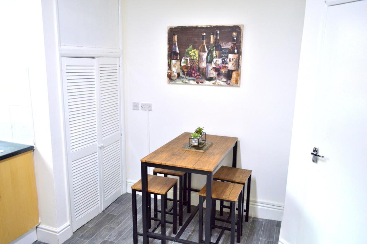 Beautiful Two-Bed Apartment With Driveway Parking 노팅엄 외부 사진