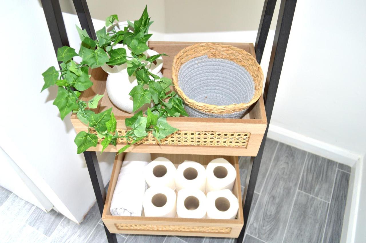 Beautiful Two-Bed Apartment With Driveway Parking 노팅엄 외부 사진