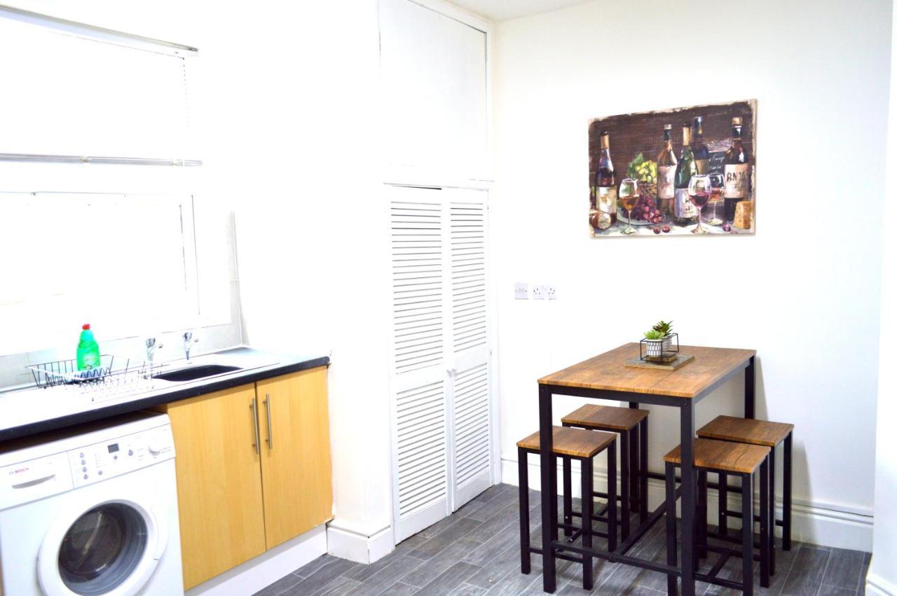 Beautiful Two-Bed Apartment With Driveway Parking 노팅엄 외부 사진