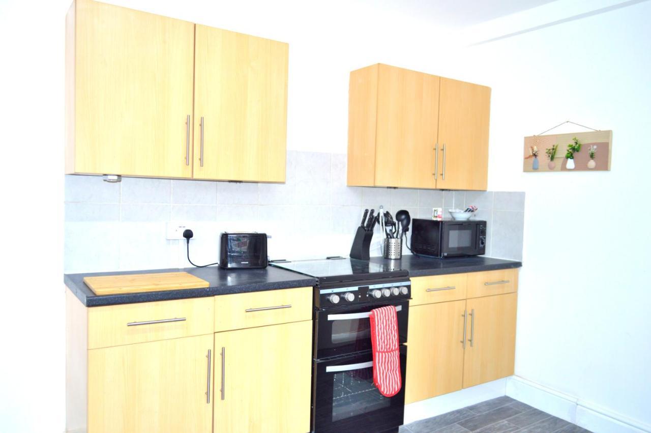 Beautiful Two-Bed Apartment With Driveway Parking 노팅엄 외부 사진