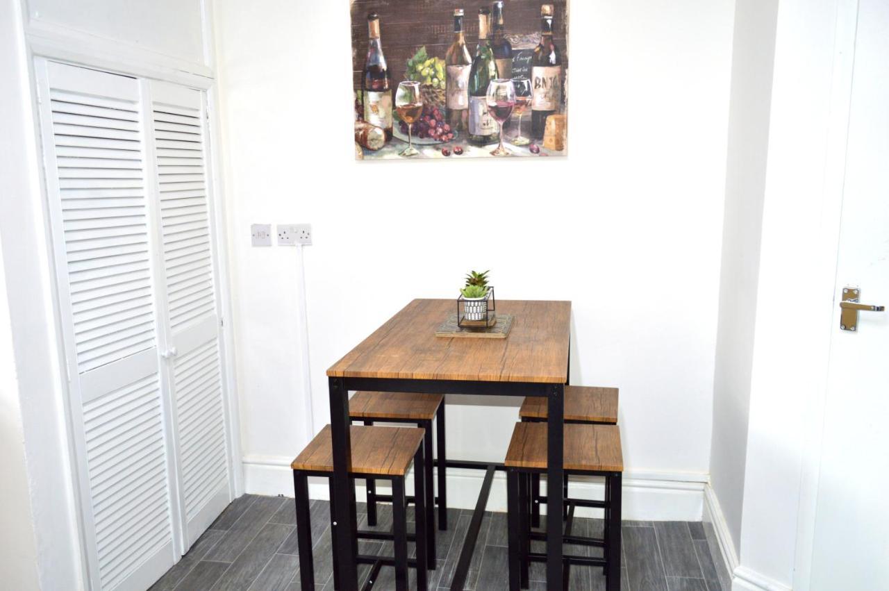 Beautiful Two-Bed Apartment With Driveway Parking 노팅엄 외부 사진