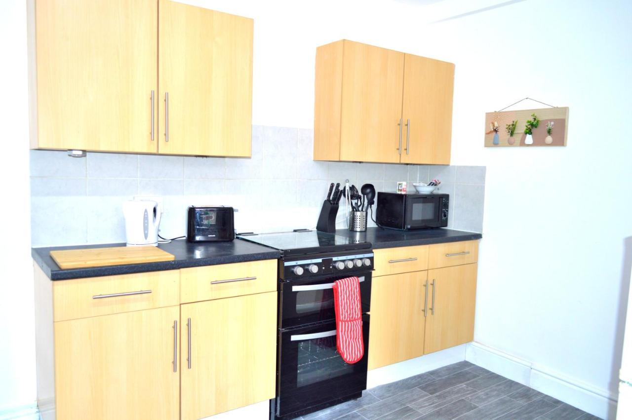 Beautiful Two-Bed Apartment With Driveway Parking 노팅엄 외부 사진
