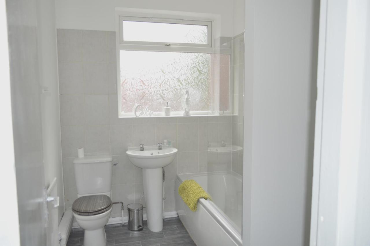 Beautiful Two-Bed Apartment With Driveway Parking 노팅엄 외부 사진